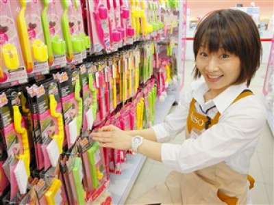 品出ししつつ新商品チェック♪お客様気分が大切！楽しみが沢山あるお仕事です。