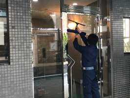 誠和興業株式会社＿ガラス清掃の求人画像