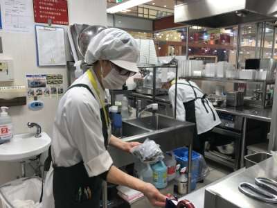 東証上場企業直営のお惣菜店。簡単な調理や仕込みのお仕事です。の求人画像_2