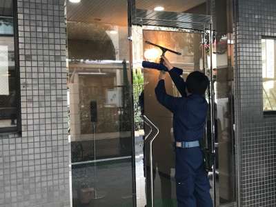 誠和興業株式会社＿ガラス清掃のアルバイト写真