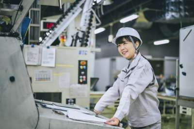 未経験OK【自動車部品のプレス機オペレーター】月収26万円◎前払...